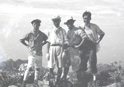 1946년 6월 하순 조선산악회 경남지부 창립기념 지리산 등반. 왼쪽 두번째가 신업재 초대 지부장, 맨 오른쪽이 김재문 초대총무.jpg