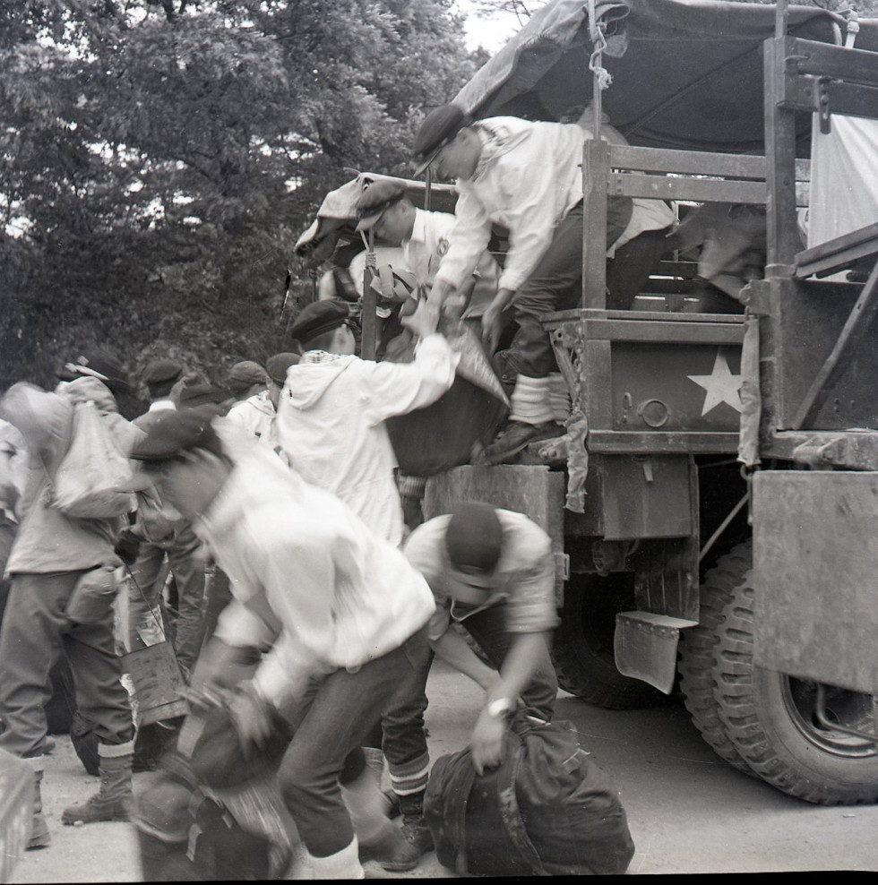 1964_부산등산대회2_군용트럭 이동.jpg