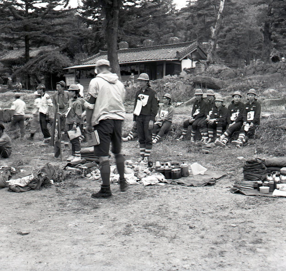 1964_부산등산대회3_장비검사.jpg