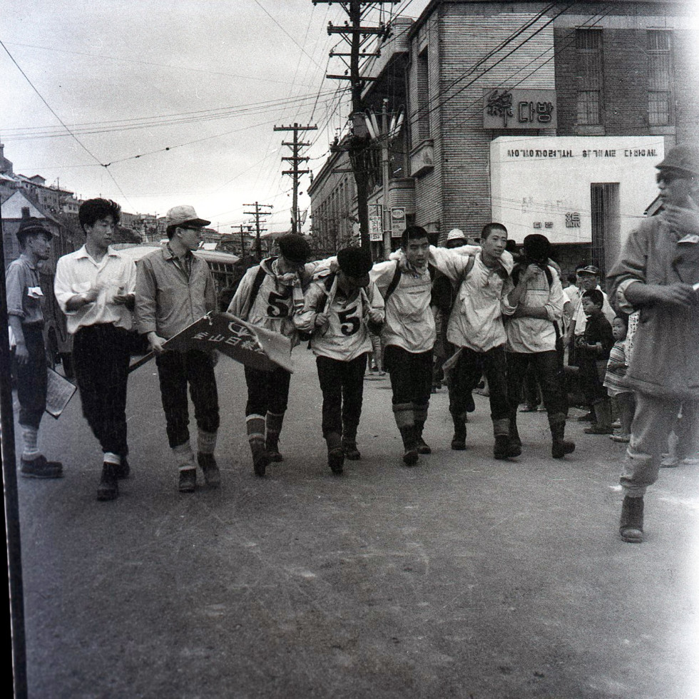 1964_부산등산대회9_시가행진.jpg