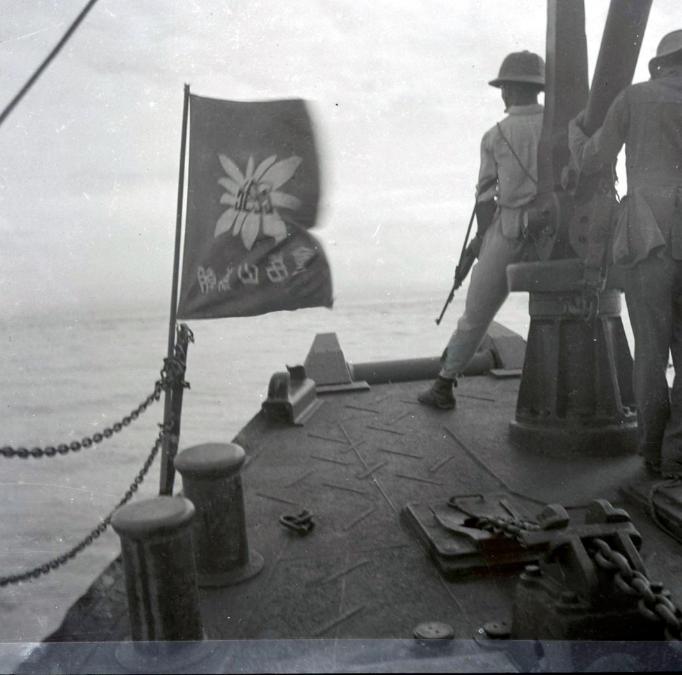 1947 울릉도ㆍ독도 학술 조사대_조선산악회 깃발ㆍ함정.jpg