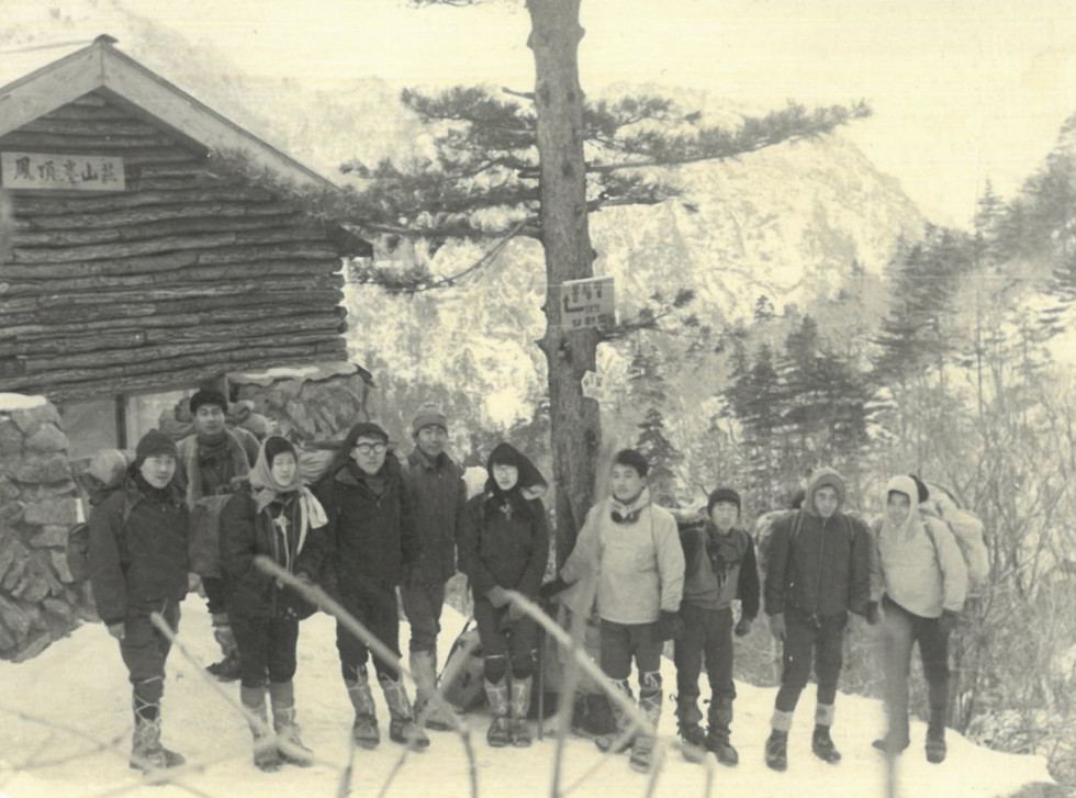 1967년 한국외국어대학산악부 동계 설악산 등반_봉정암.jpg