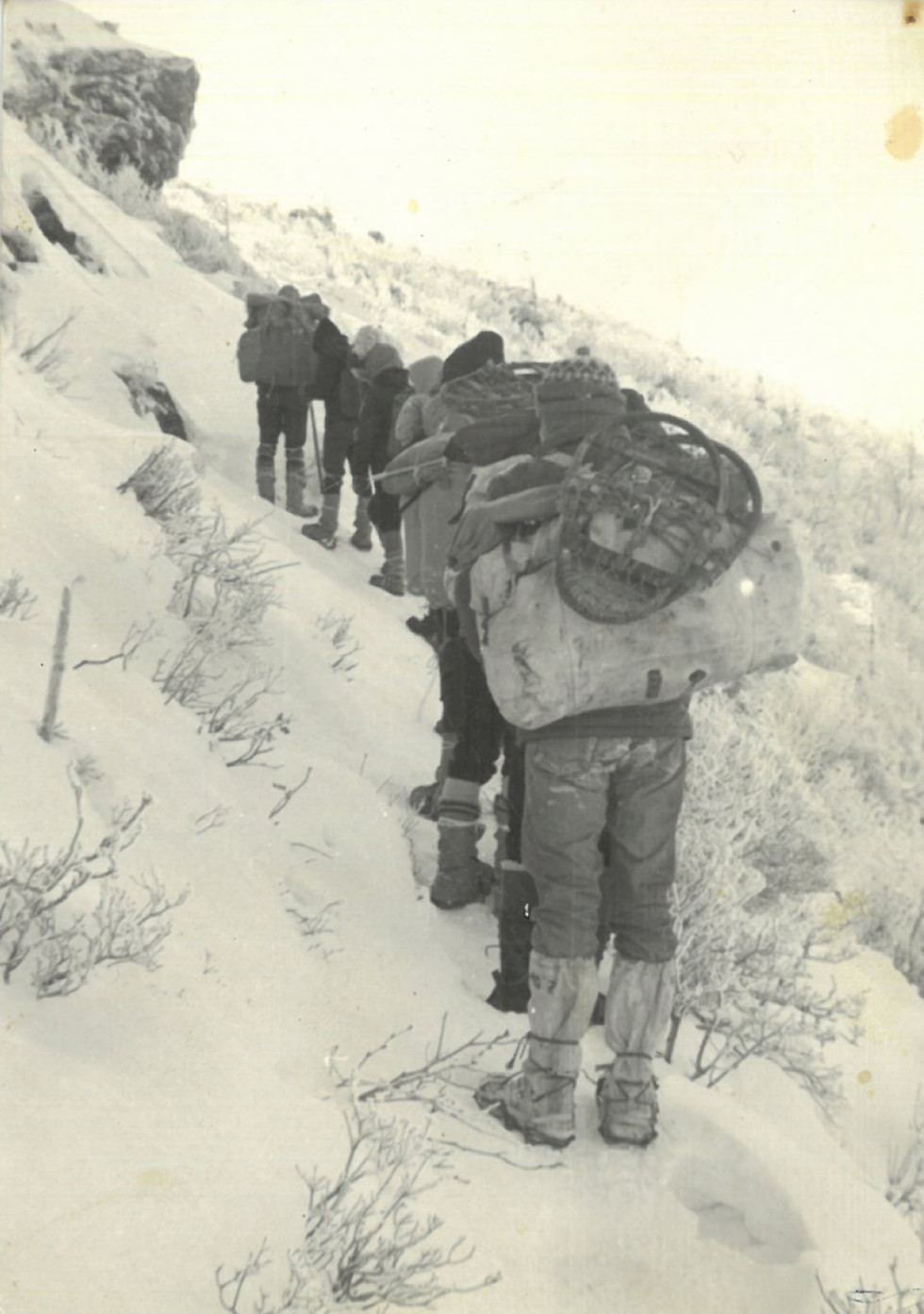 1969년 1월 한국외국어대학교산악부 한라산 등반_일본 동경외대 합동.jpg