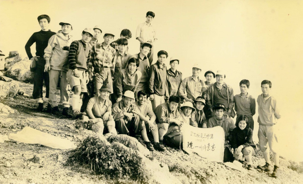 1972년 8월23일 국토종주 삼천리 종착점인 향로봉 표지석 앞에서 부산참가자들. 앞줄 왼쪽 첫째 이남기(아람), 임송봉(부산대), 성박치(청봉), 한사람건너 곽수웅(대륙)  오른쪽이 김양선(아람), 뒷줄 왼쪽 첫째 서수윤(청봉).jpg