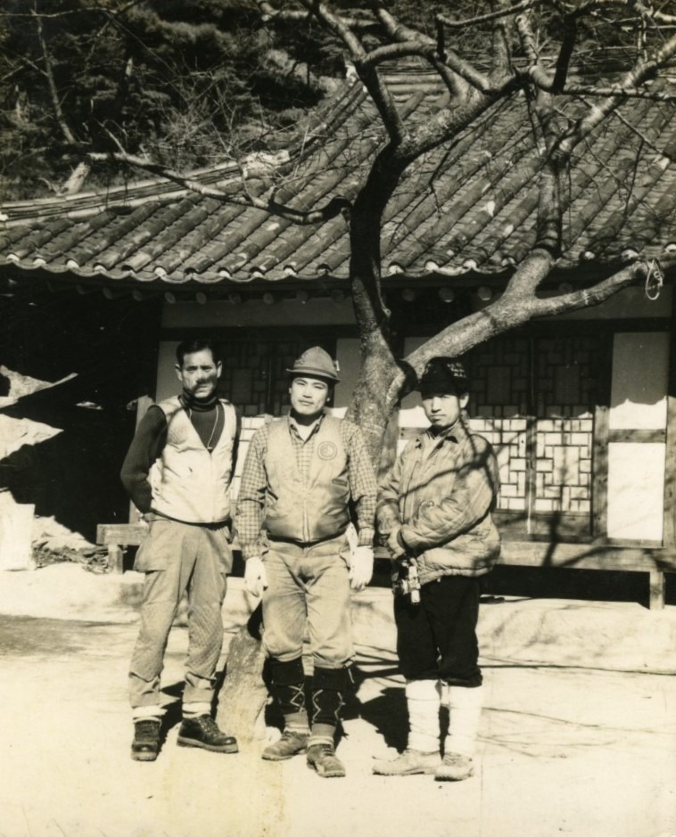 1970년 천태산 천태사. 왼쪽부터 최일범, 박진, 김재도 선생..jpg